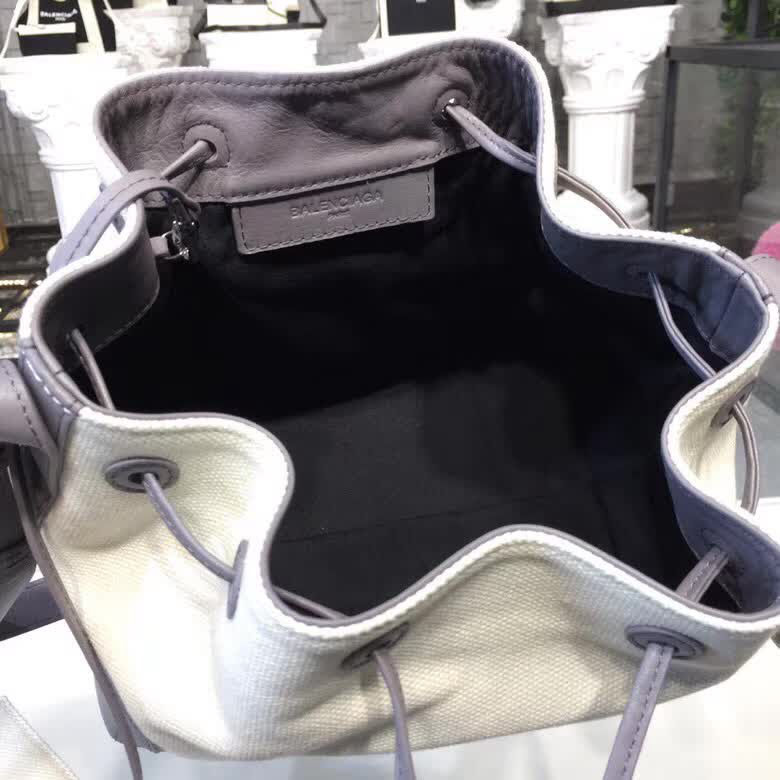 BALENCIAG巴黎世家 帆布 斜挎抽繩桶包  BL1847